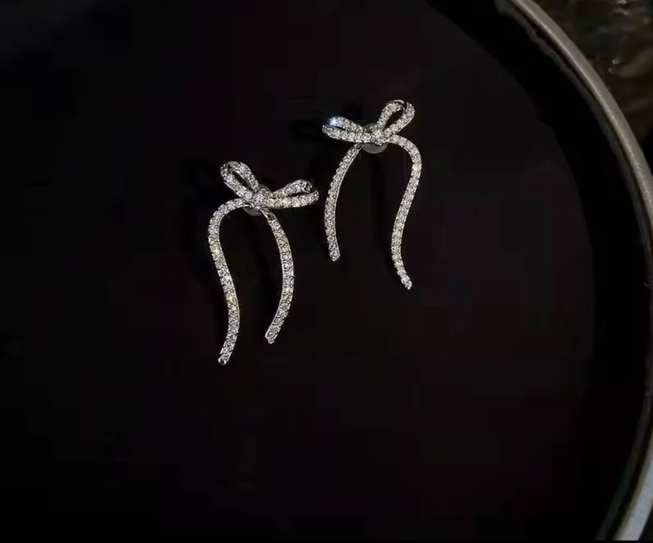 Σκουλαρίκια φιόγκος με στρας stainless steel σε χρυσό και ασημένιο χρώμα